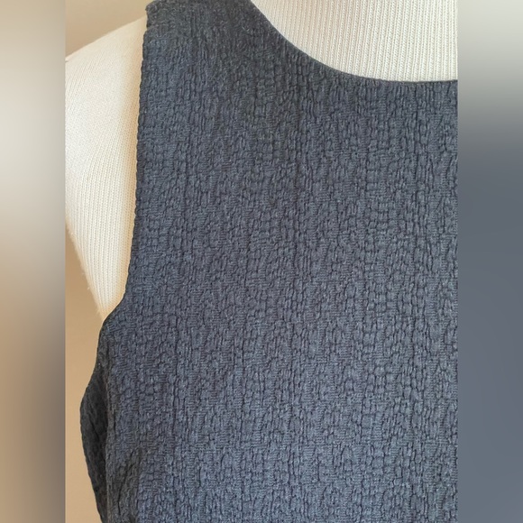 Textured sleeveless dress - Picture 2 of 5